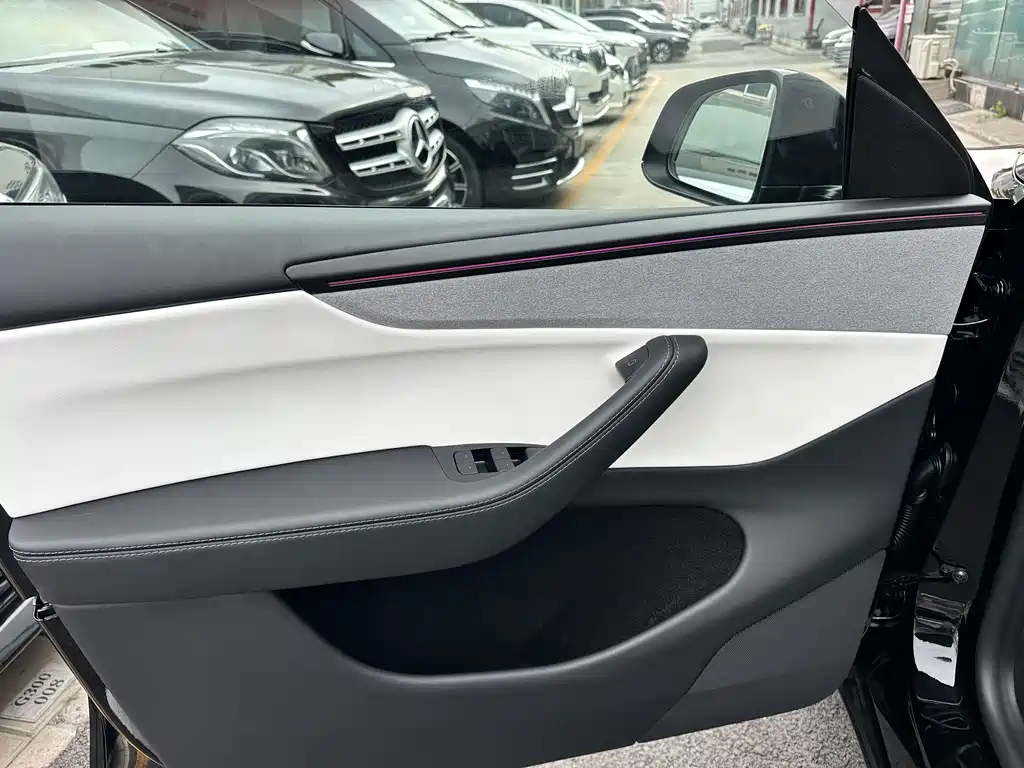 Tesla Model Y — миниатюра 2