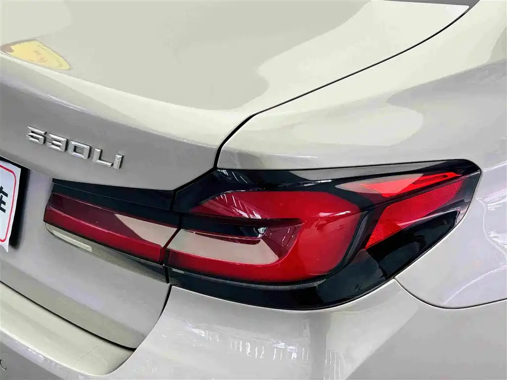 BMW 5 Series — миниатюра 13