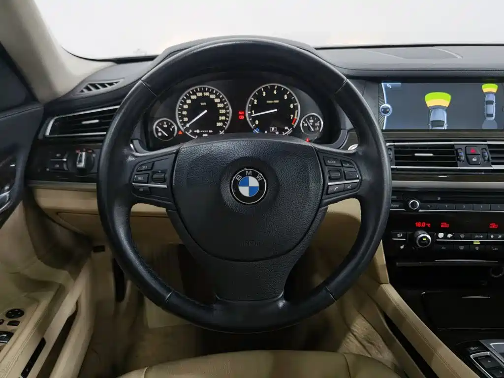 BMW 7 Series — миниатюра 11