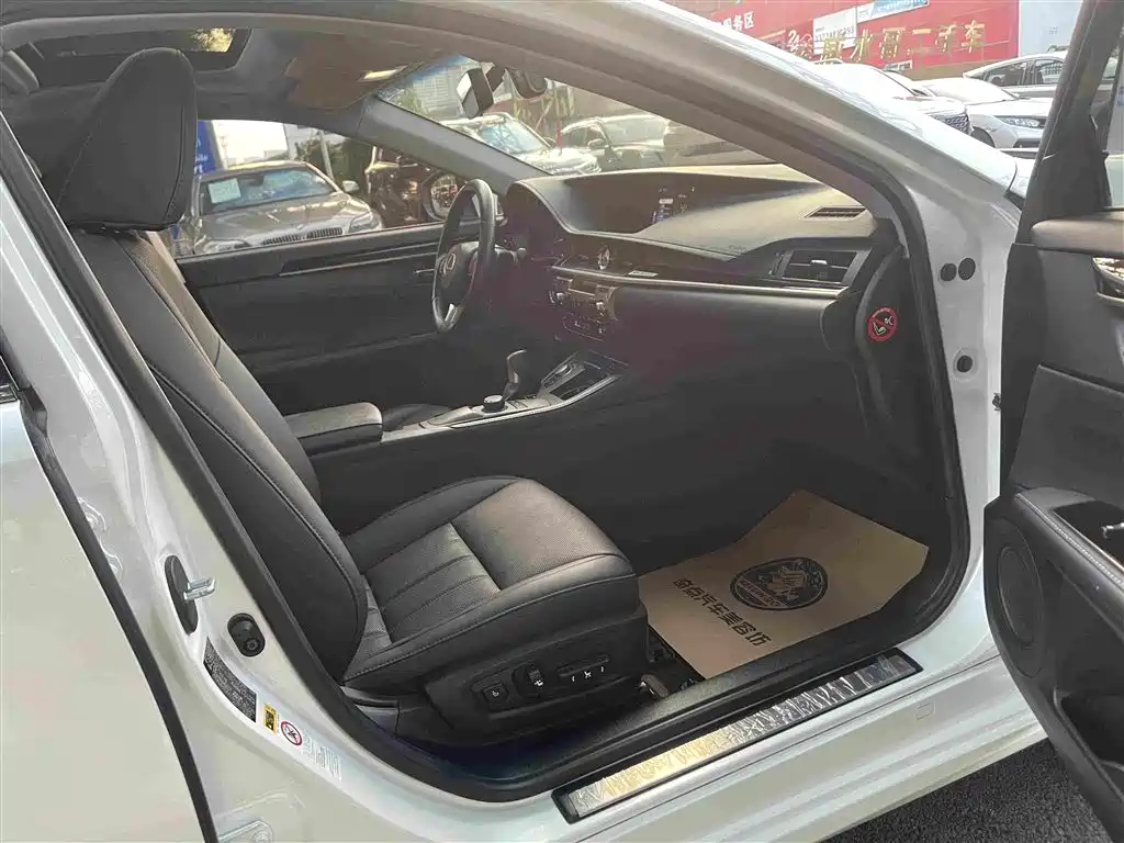 Lexus ES — миниатюра 15