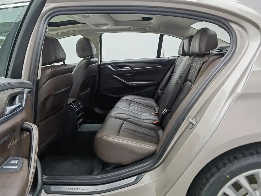BMW 5 Series — миниатюра 15