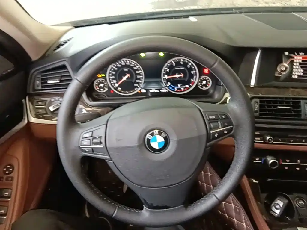 BMW 5 Series — миниатюра 11