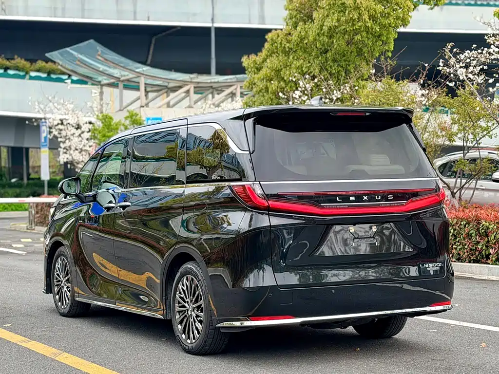 Lexus LM 2023 500h мест