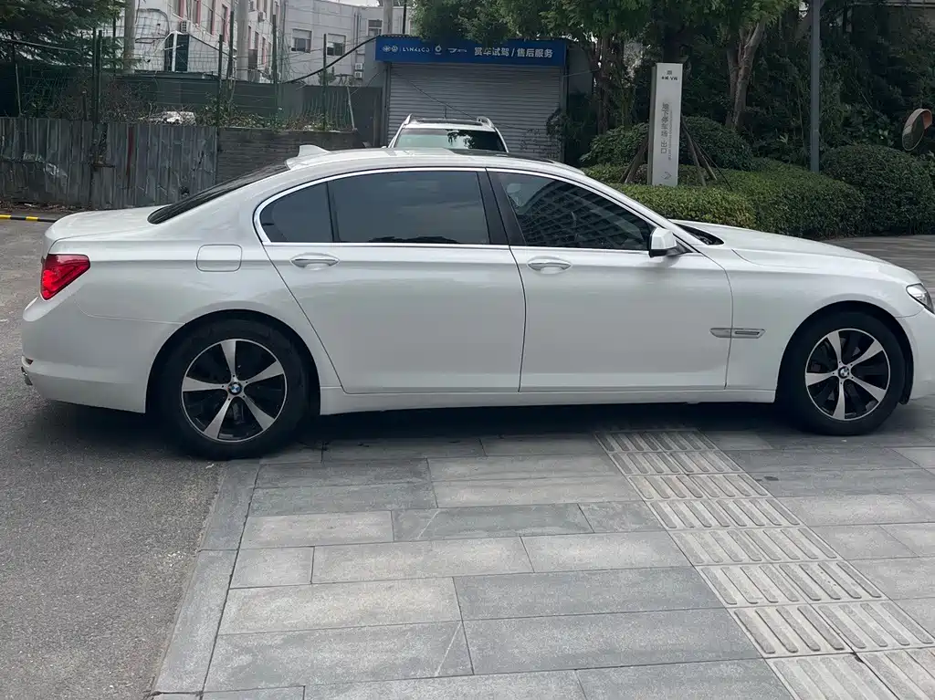 BMW 7 Series — миниатюра 3