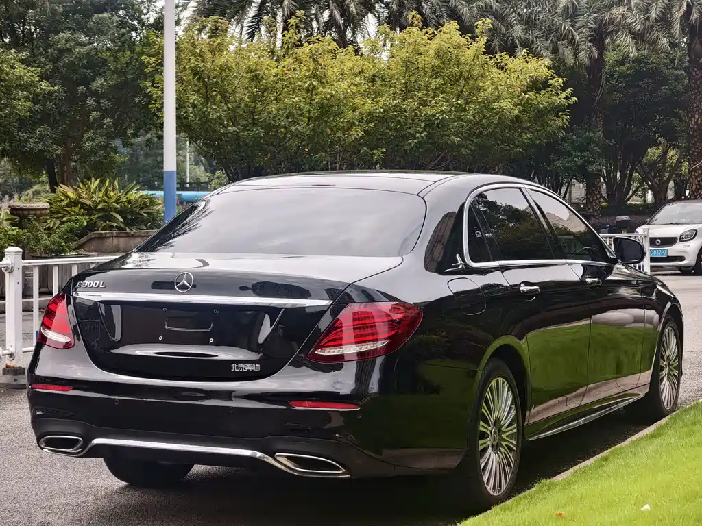Mercedes-Benz E-Class — миниатюра 7