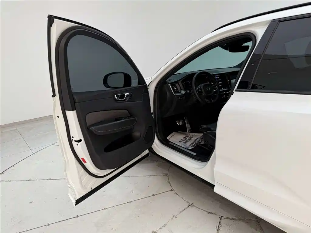 VOLVO XC60 PLUG IN HYBRID