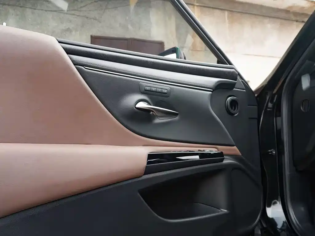 Lexus ES — миниатюра 12