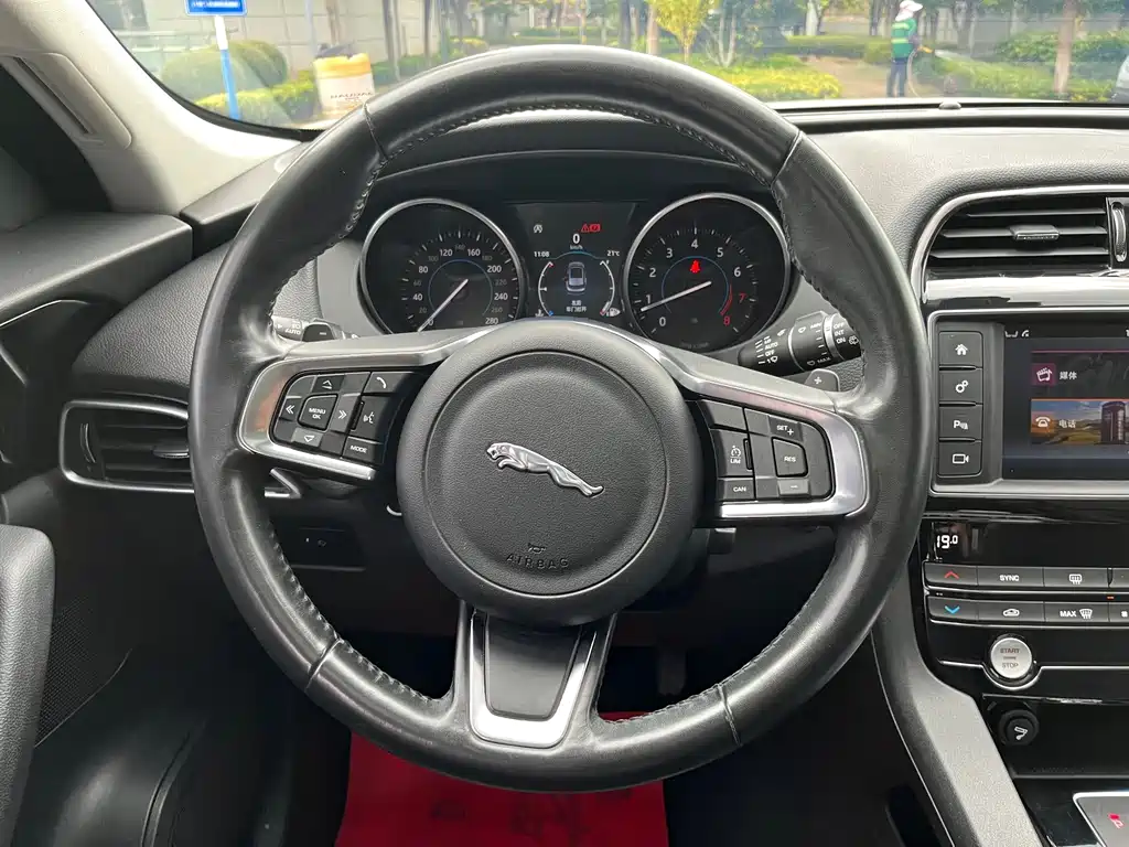 Jaguar F-PACE — миниатюра 10