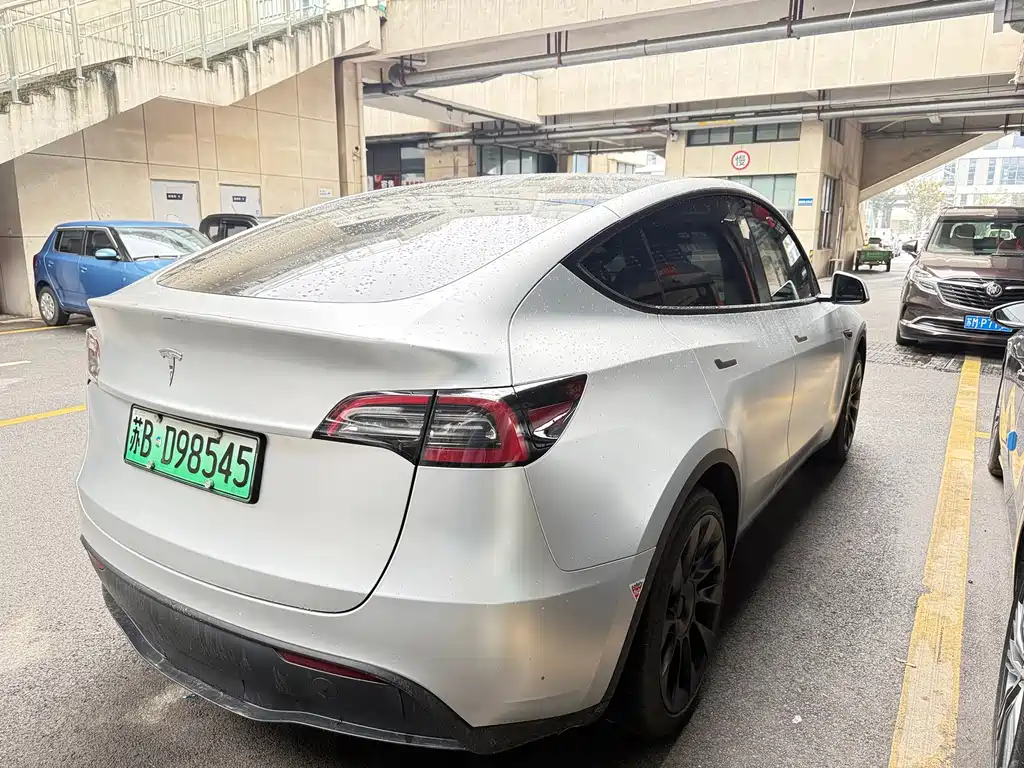 Tesla Model Y — миниатюра 16