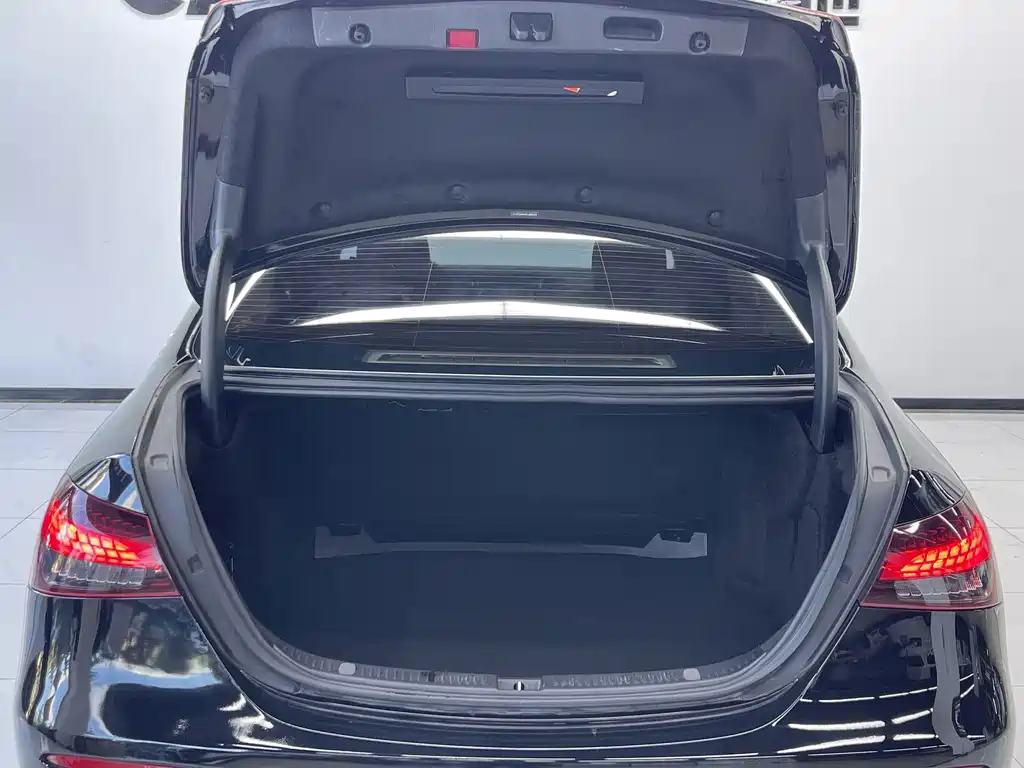 Mercedes-Benz E-Class — миниатюра 20