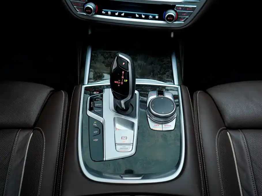 BMW 7 Series — миниатюра 11