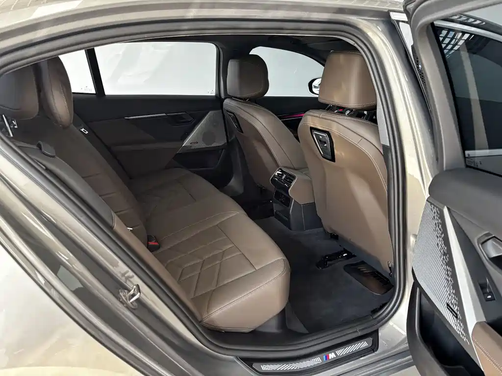 BMW 5 Series — миниатюра 23