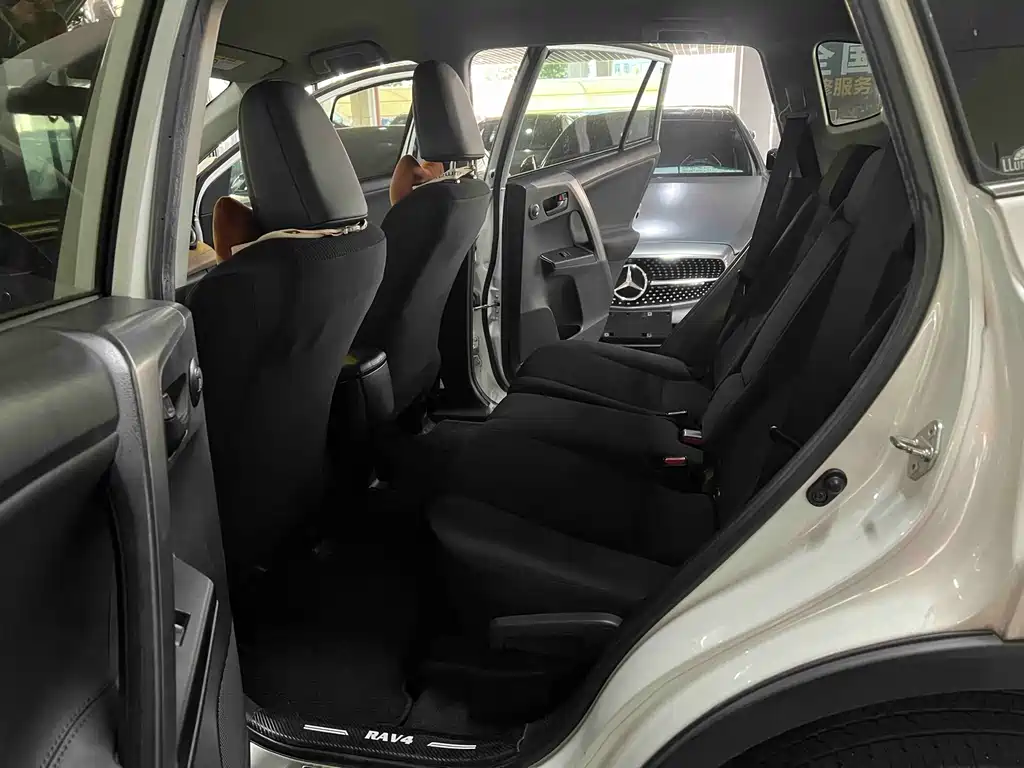 Toyota RAV4 — миниатюра 6