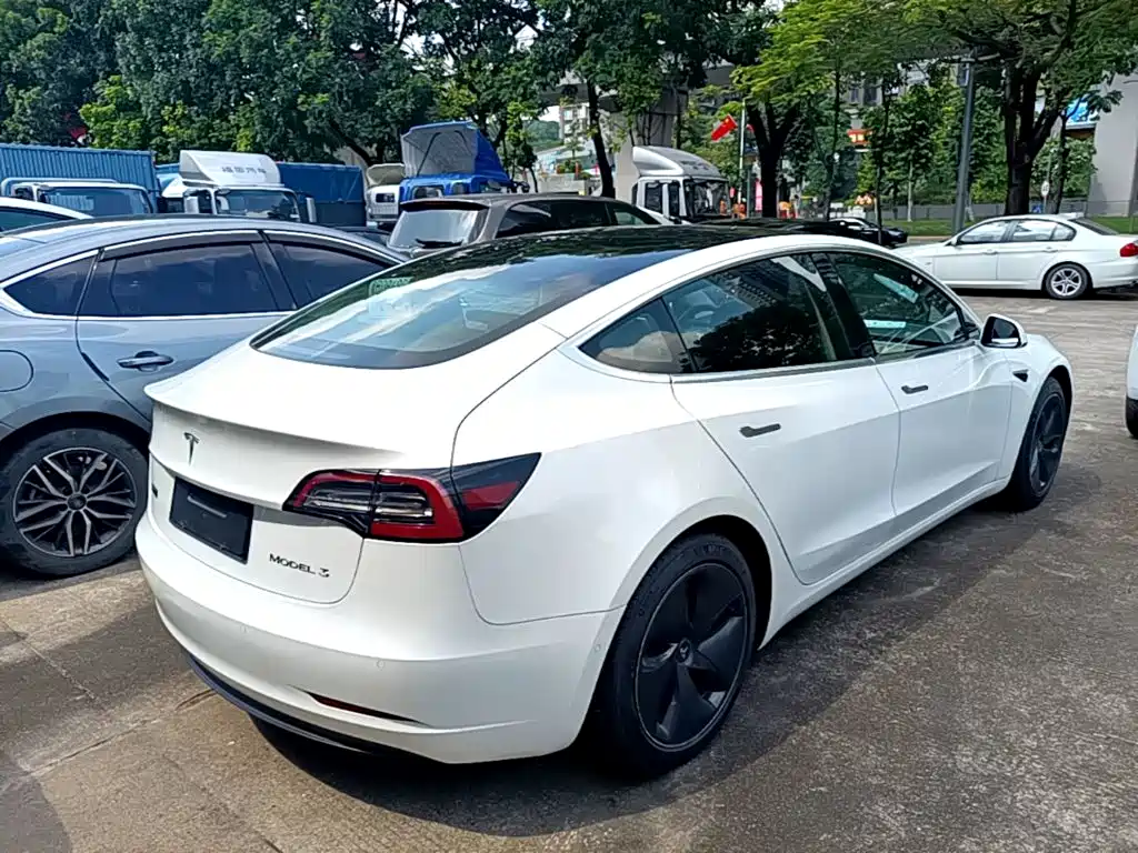 Tesla Model 3 — миниатюра 7