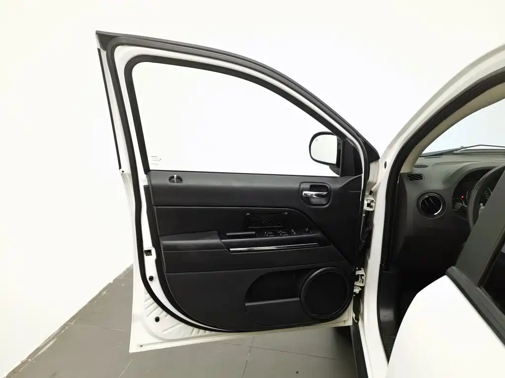 Jeep Compass (Import) — миниатюра 8