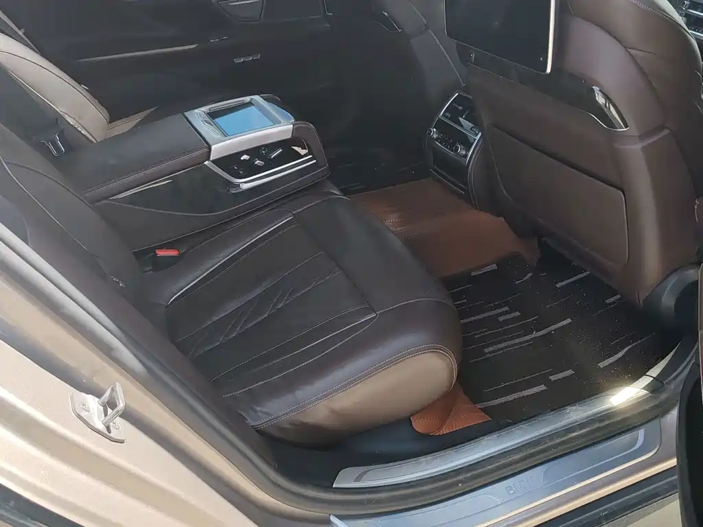 BMW 7 Series — миниатюра 14
