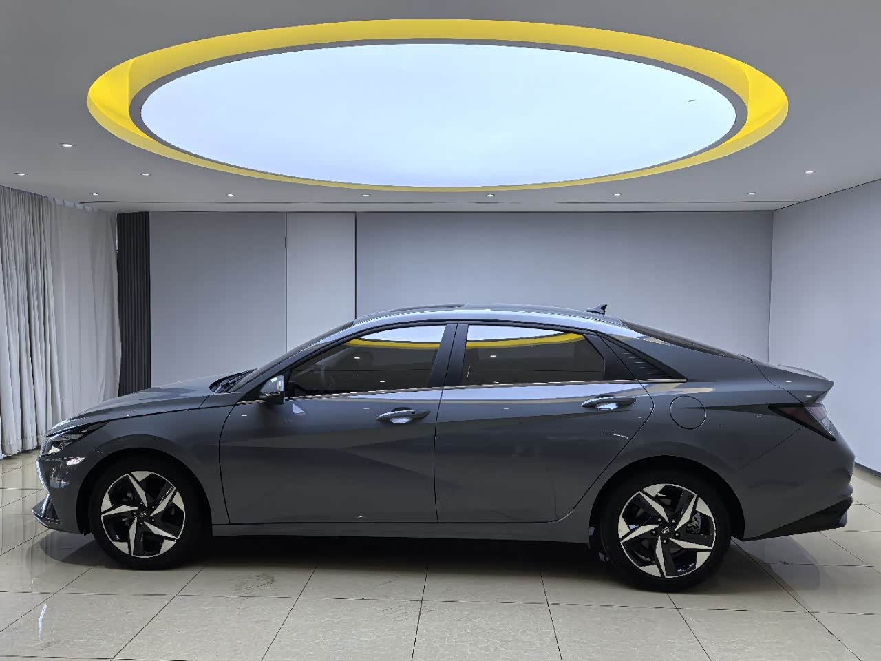 Hyundai Elantra 1.5 л 2023 г. Серебристо-серый, пробег 10000 км