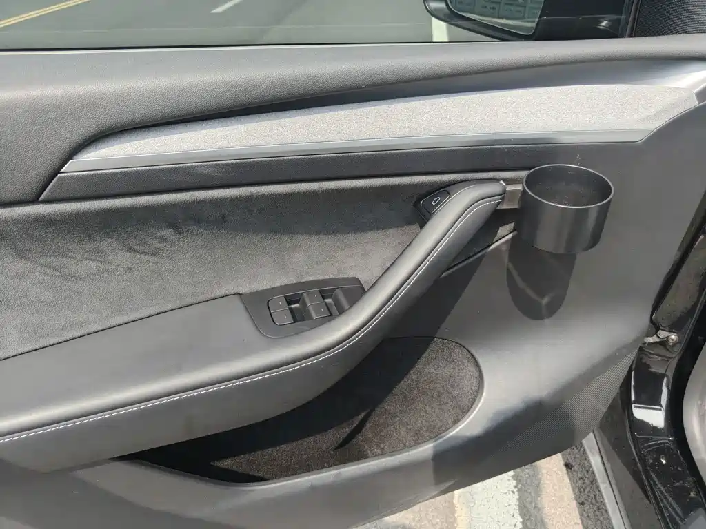 Tesla Model Y — миниатюра 11