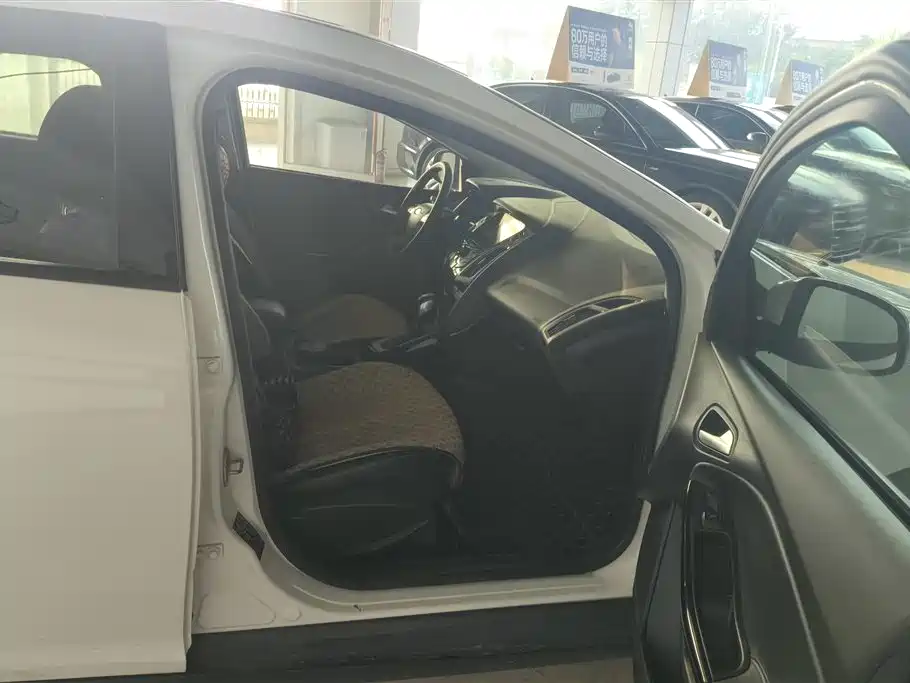 Ford Focus 2012 1.6L AT