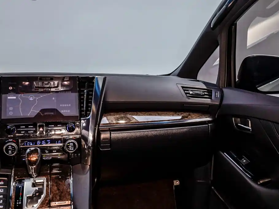 Toyota Vellfire — миниатюра 28