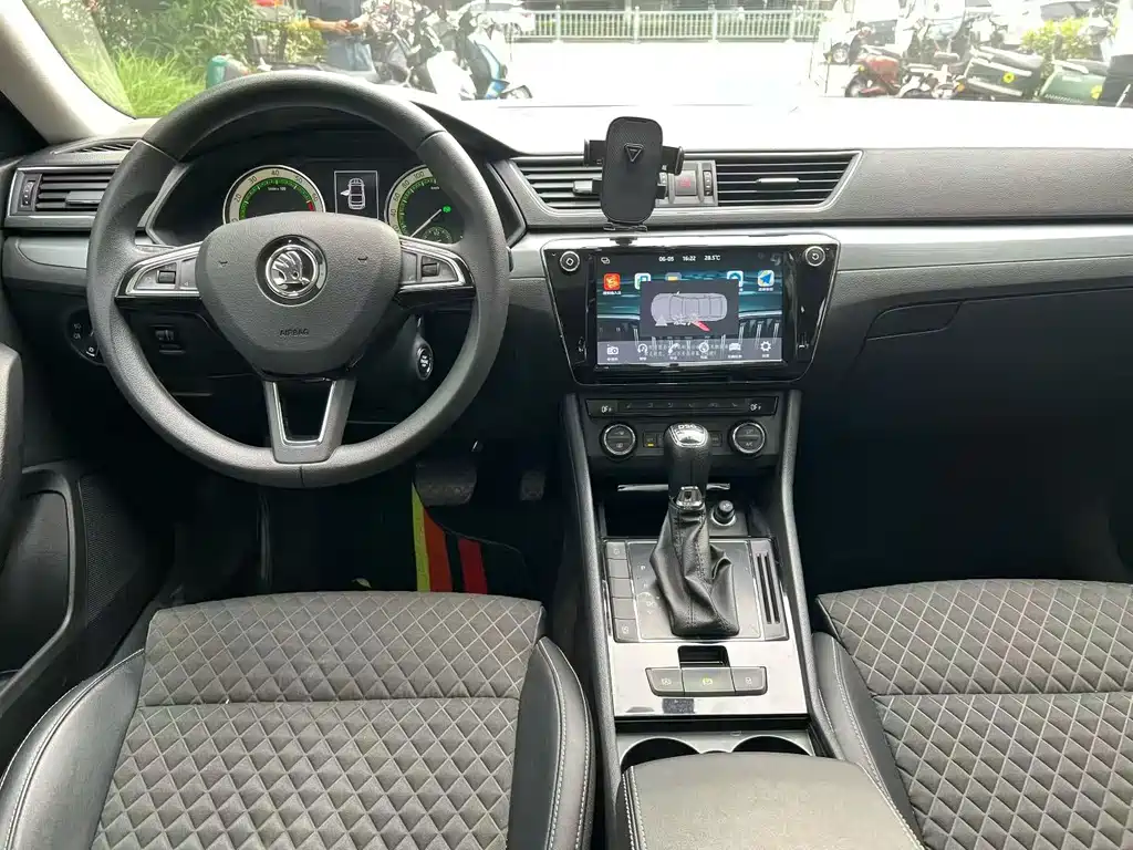 Skoda Superb — миниатюра 8