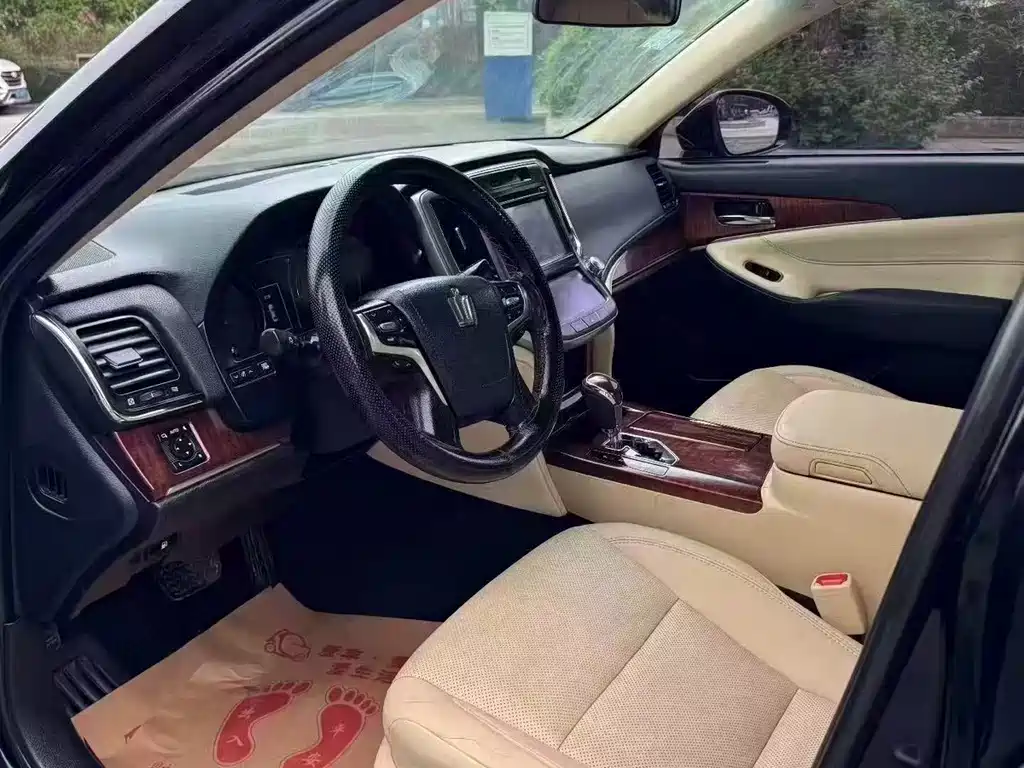 Toyota Crown — миниатюра 4