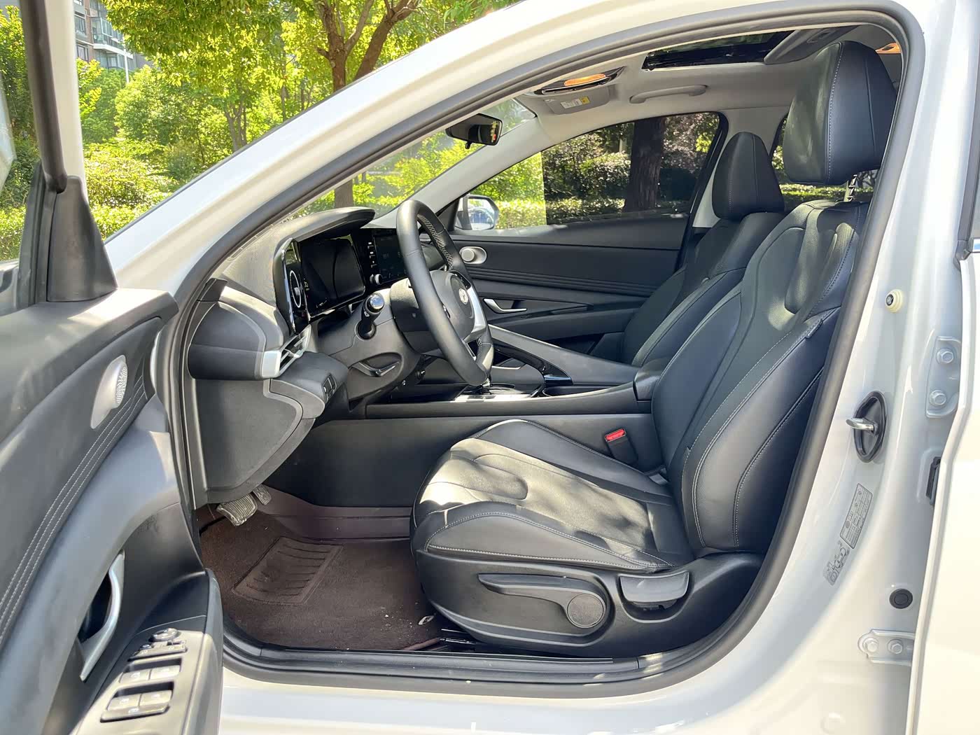 Hyundai Elantra 1.5 л 2024 г. Белый, пробег 17400 км