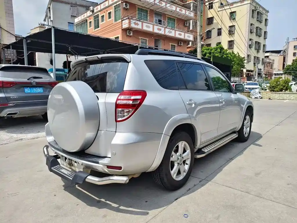 Toyota RAV4 — миниатюра 7