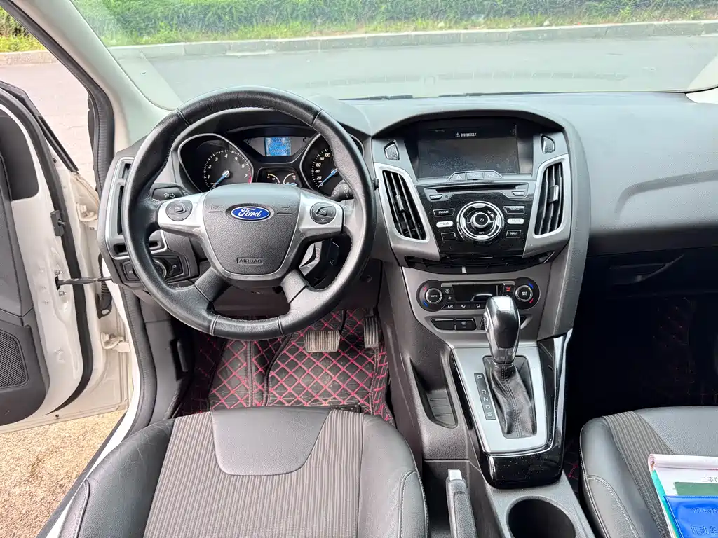 Ford Focus 2012 1.6L AT