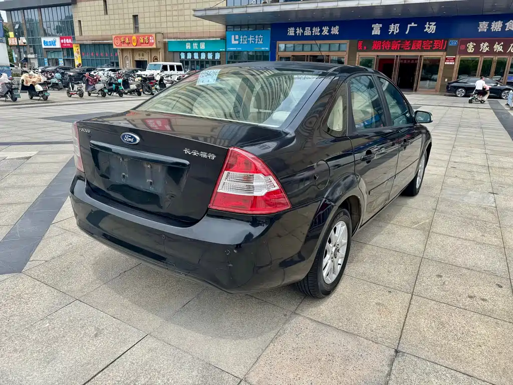 Ford Focus 2012 1.8L MT Fashion