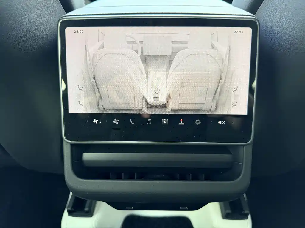 Tesla Model Y — миниатюра 8