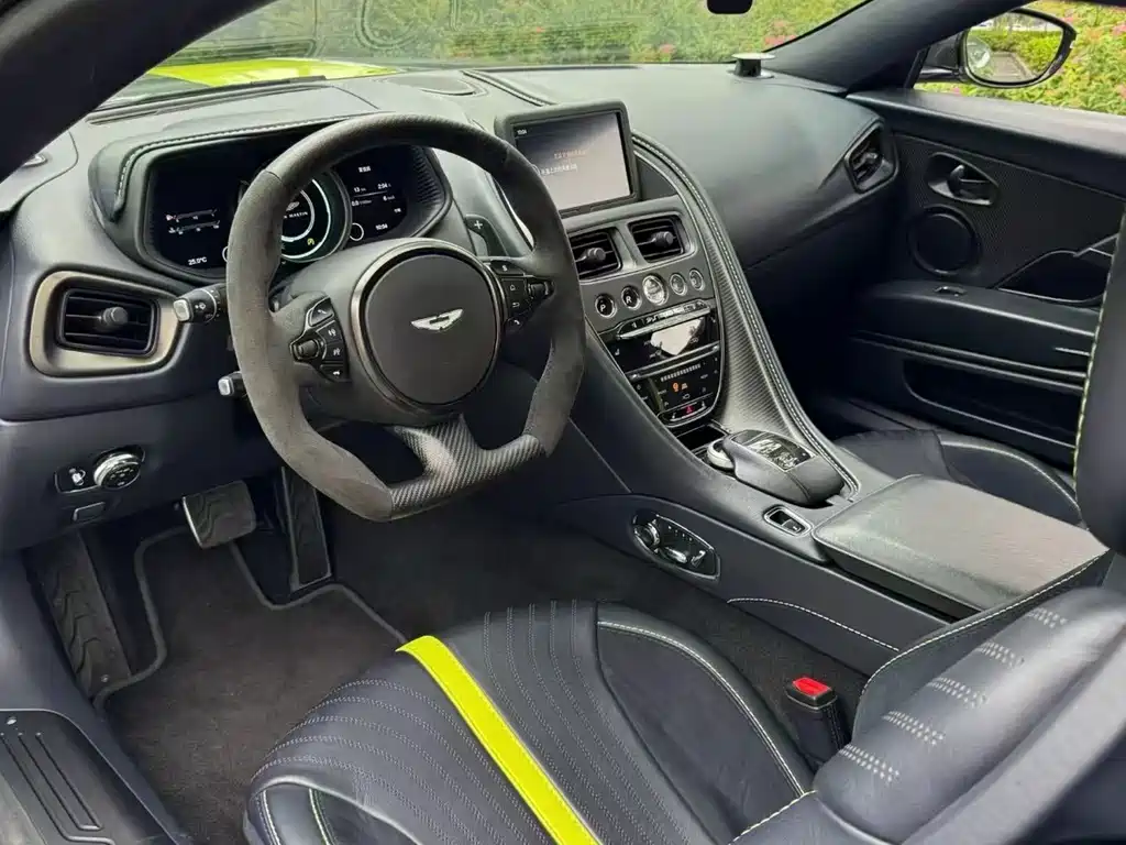 Aston Martin DB11 — миниатюра 2