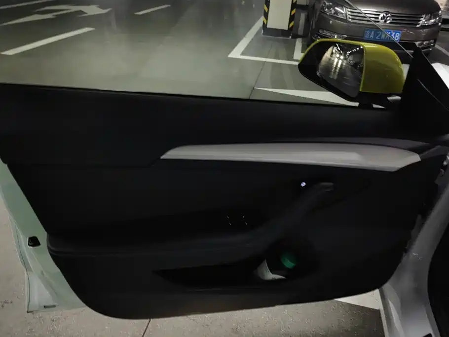Tesla Model 3 — миниатюра 7