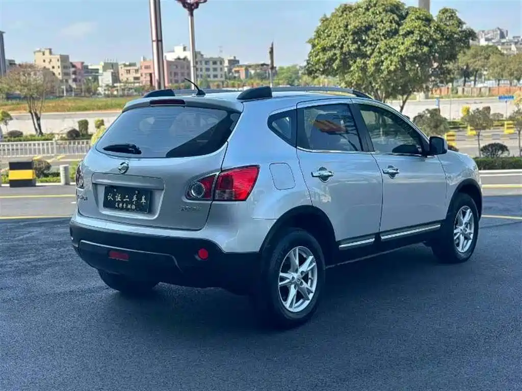 Nissan Qashqai 2012 1.6XE 5MT 2WD