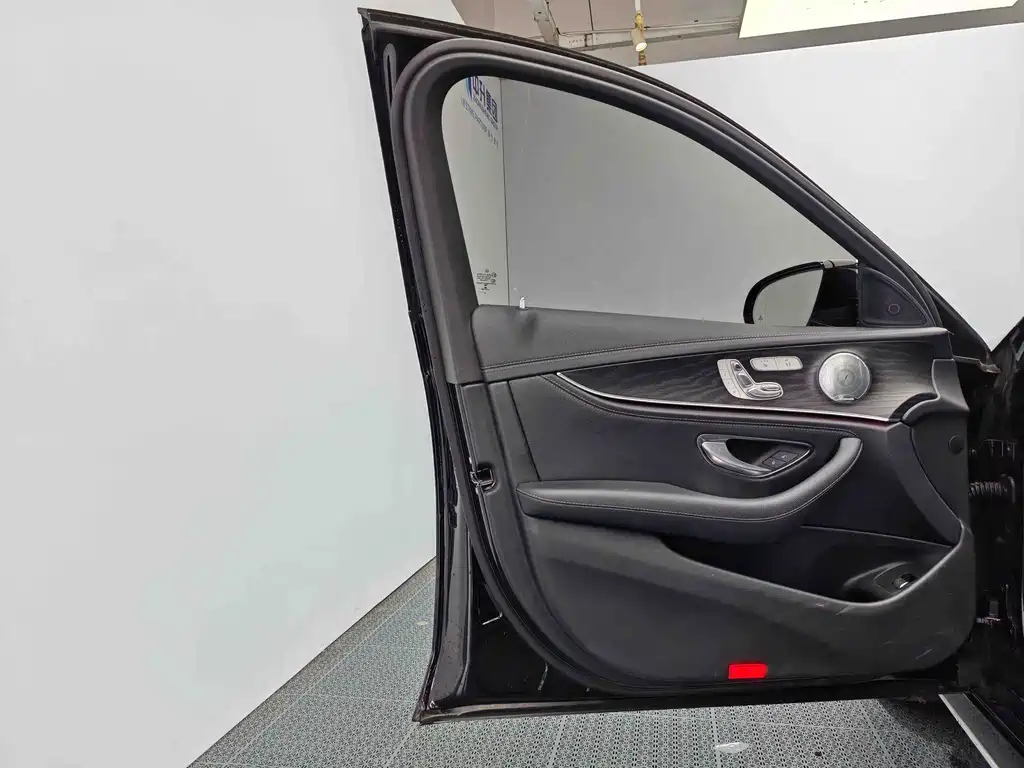 Mercedes-Benz E-Class — миниатюра 13