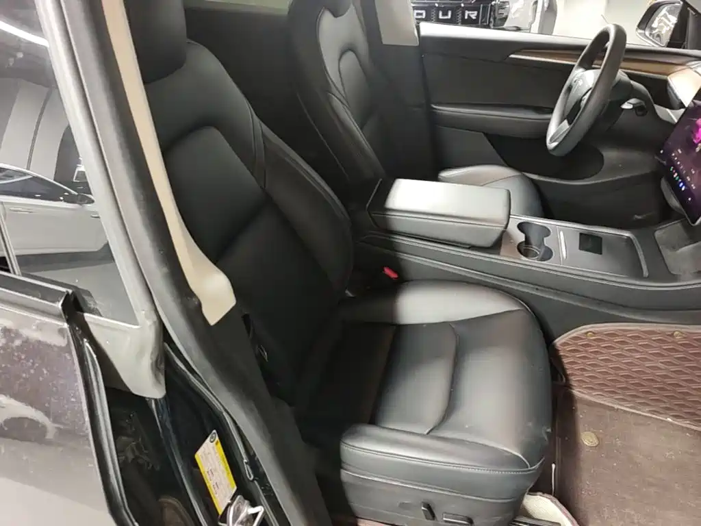 Tesla Model Y — миниатюра 25