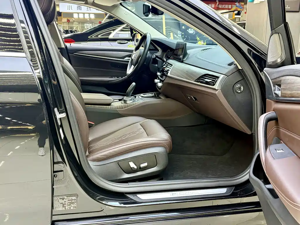 BMW 5 Series New Energy — миниатюра 11