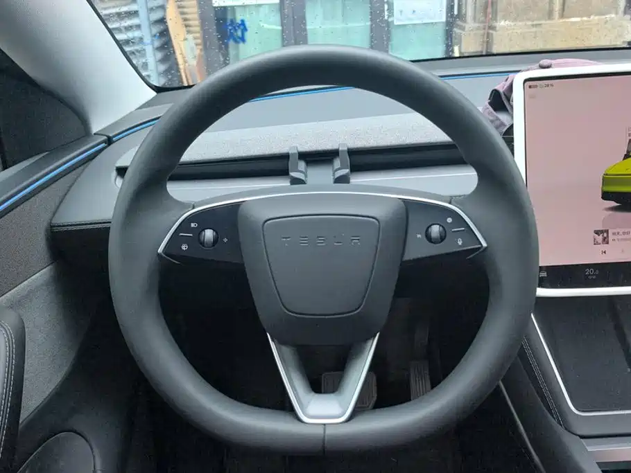 Tesla Model Y — миниатюра 15