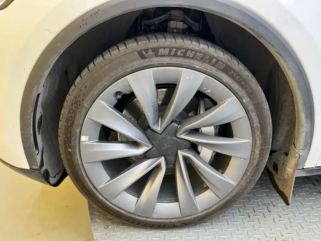 Tesla Model Y — миниатюра 10