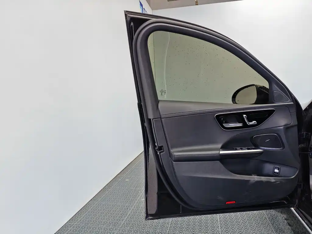 Mercedes-Benz C-Class — миниатюра 13