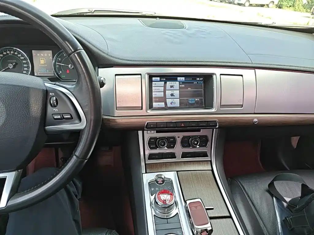 Jaguar XF — миниатюра 10