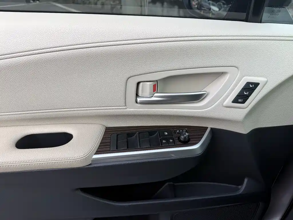 Toyota Granvia — миниатюра 9