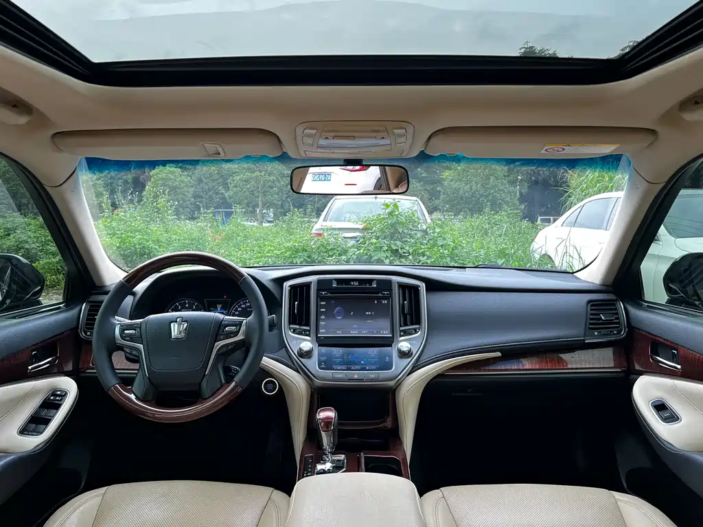 Toyota Crown — миниатюра 6
