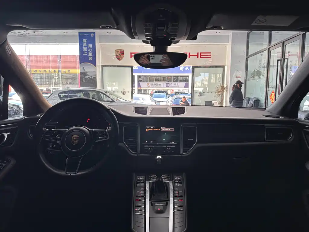 PORSCHE MACAN
