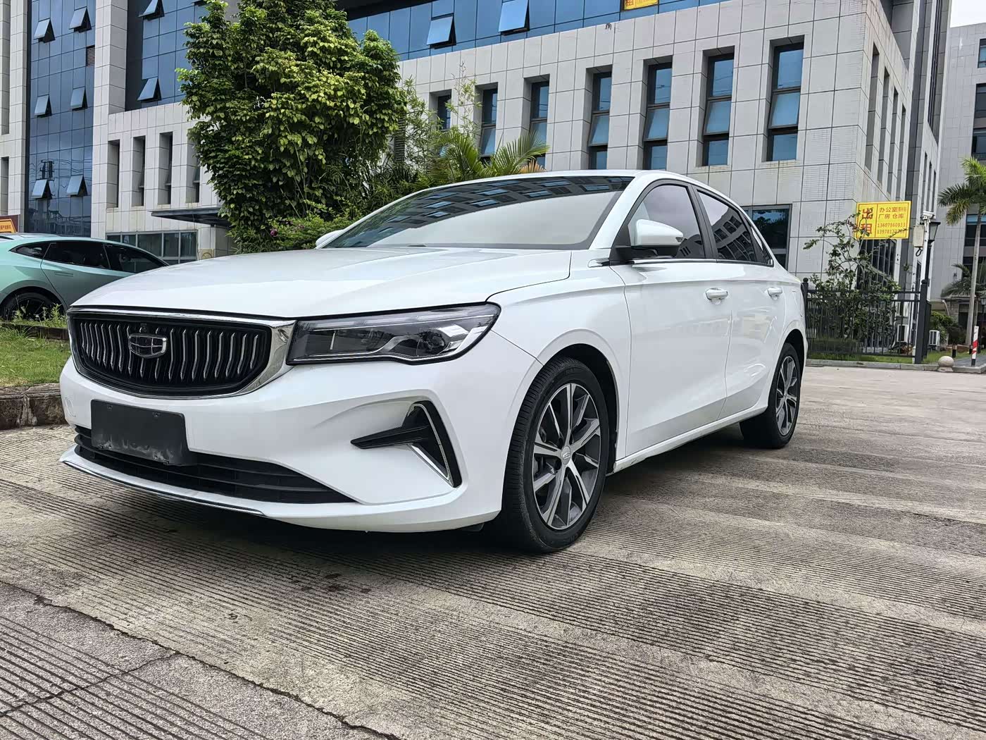 Geely Emgrand 1.5 л 2023 г. Белый, пробег 20000 км