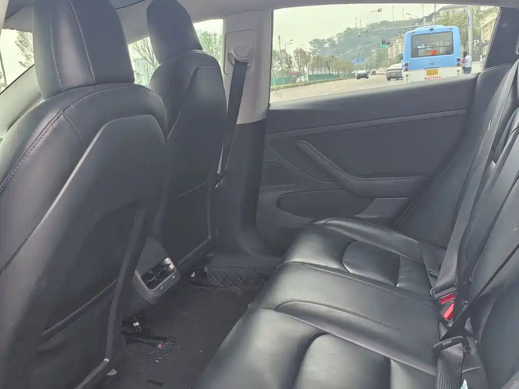 Tesla Model 3 — миниатюра 9
