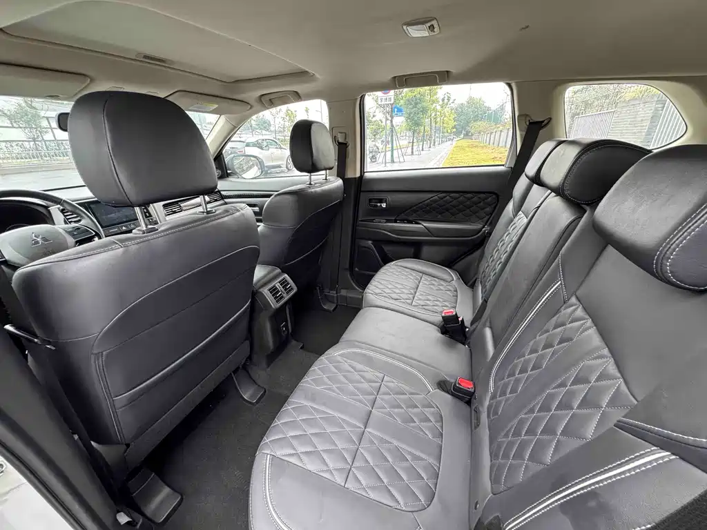Mitsubishi Outlander — миниатюра 10
