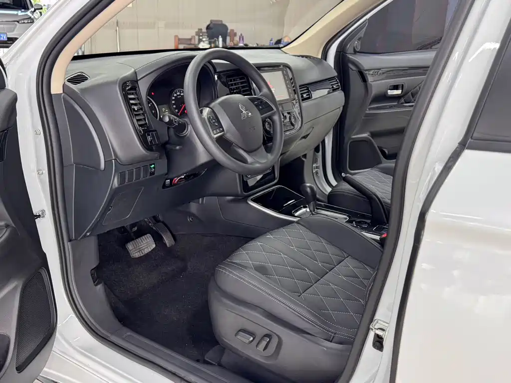 Mitsubishi Outlander — миниатюра 7