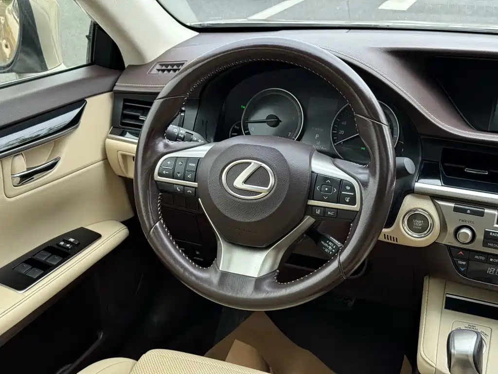Lexus ES — миниатюра 10