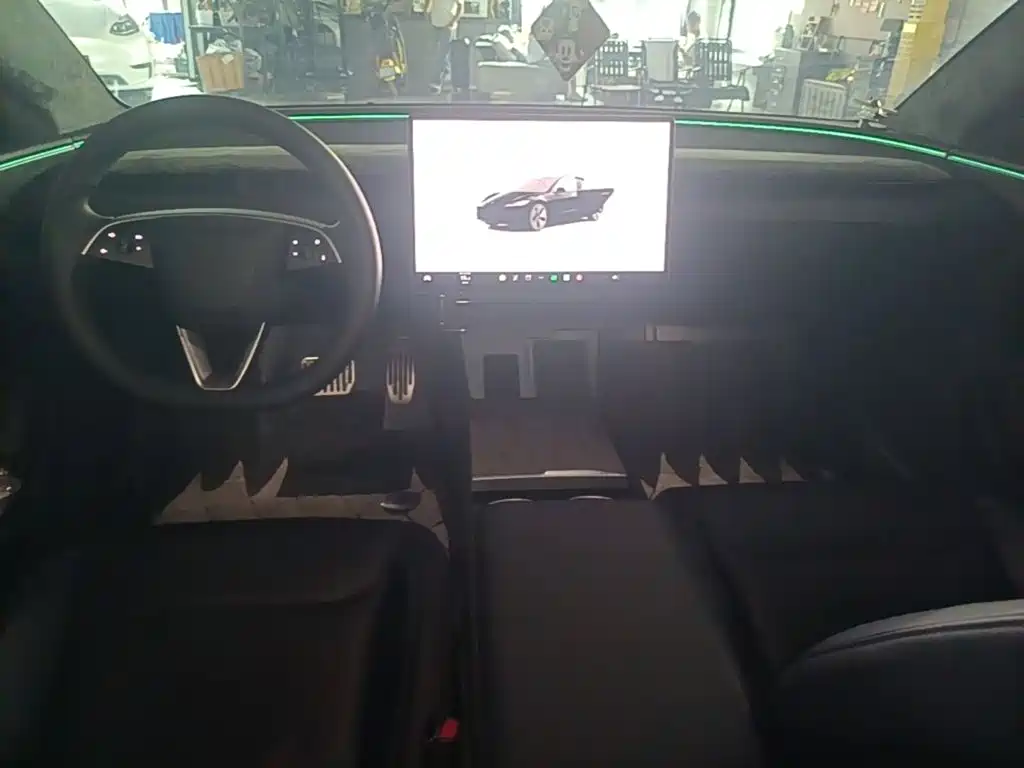 Tesla Model 3 — миниатюра 10